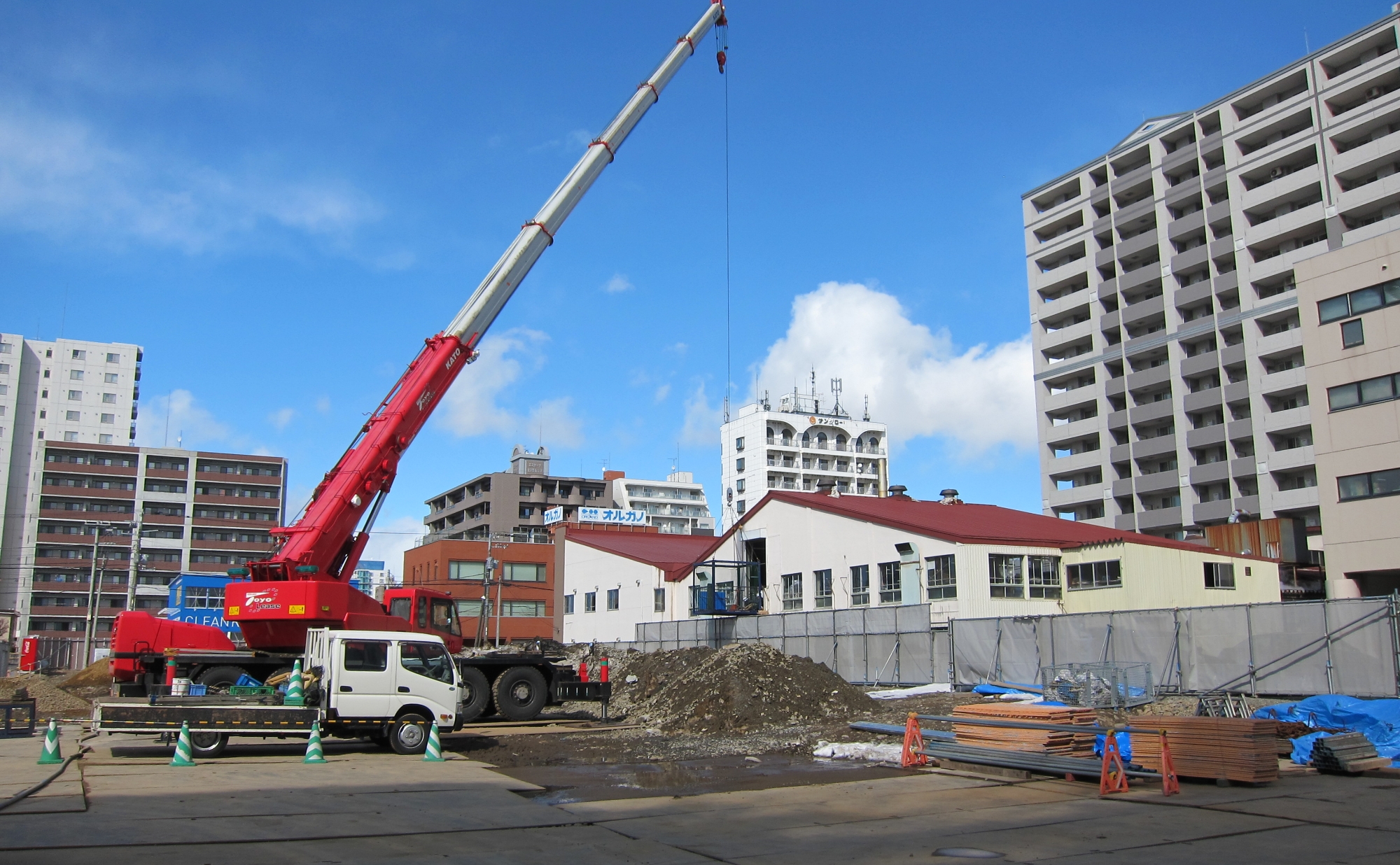 機械の移設のためゴンドラ工事を行う写真