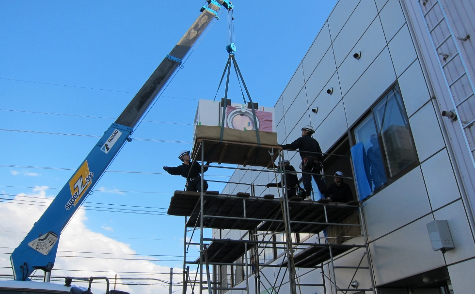 2階窓枠からの横倒し搬入工事写真