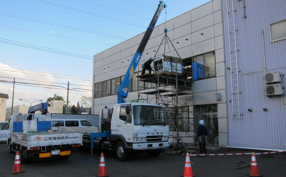 2階窓枠からの横倒し搬入工事写真