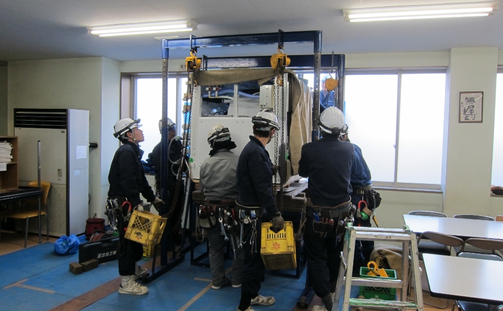 2階窓枠からの横倒し搬入工事写真