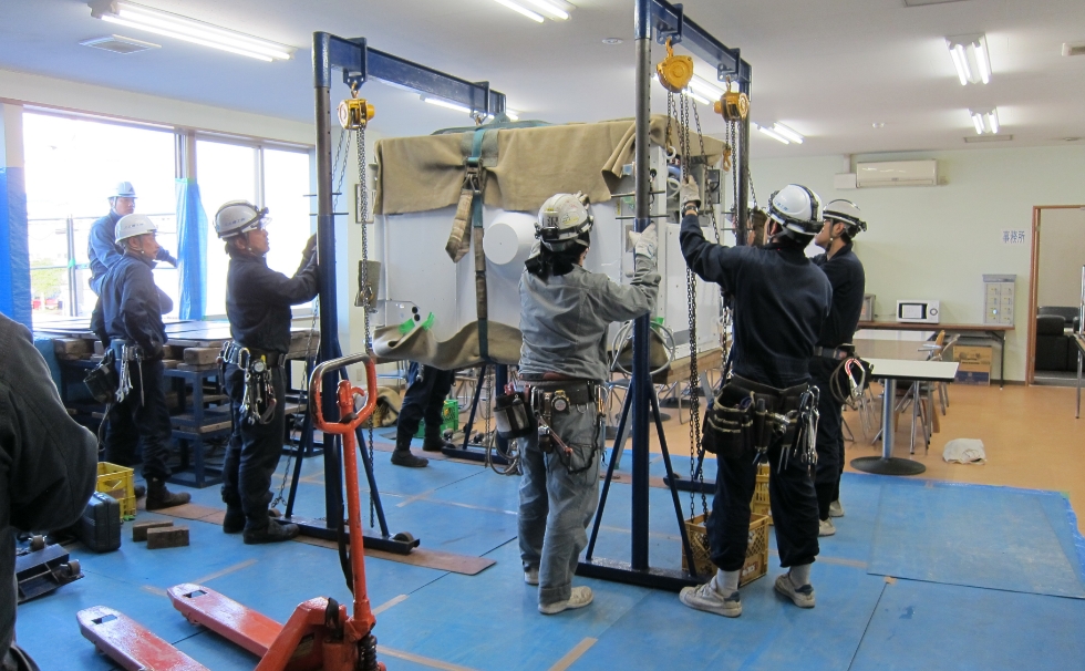 2階窓枠からの横倒し搬入工事写真